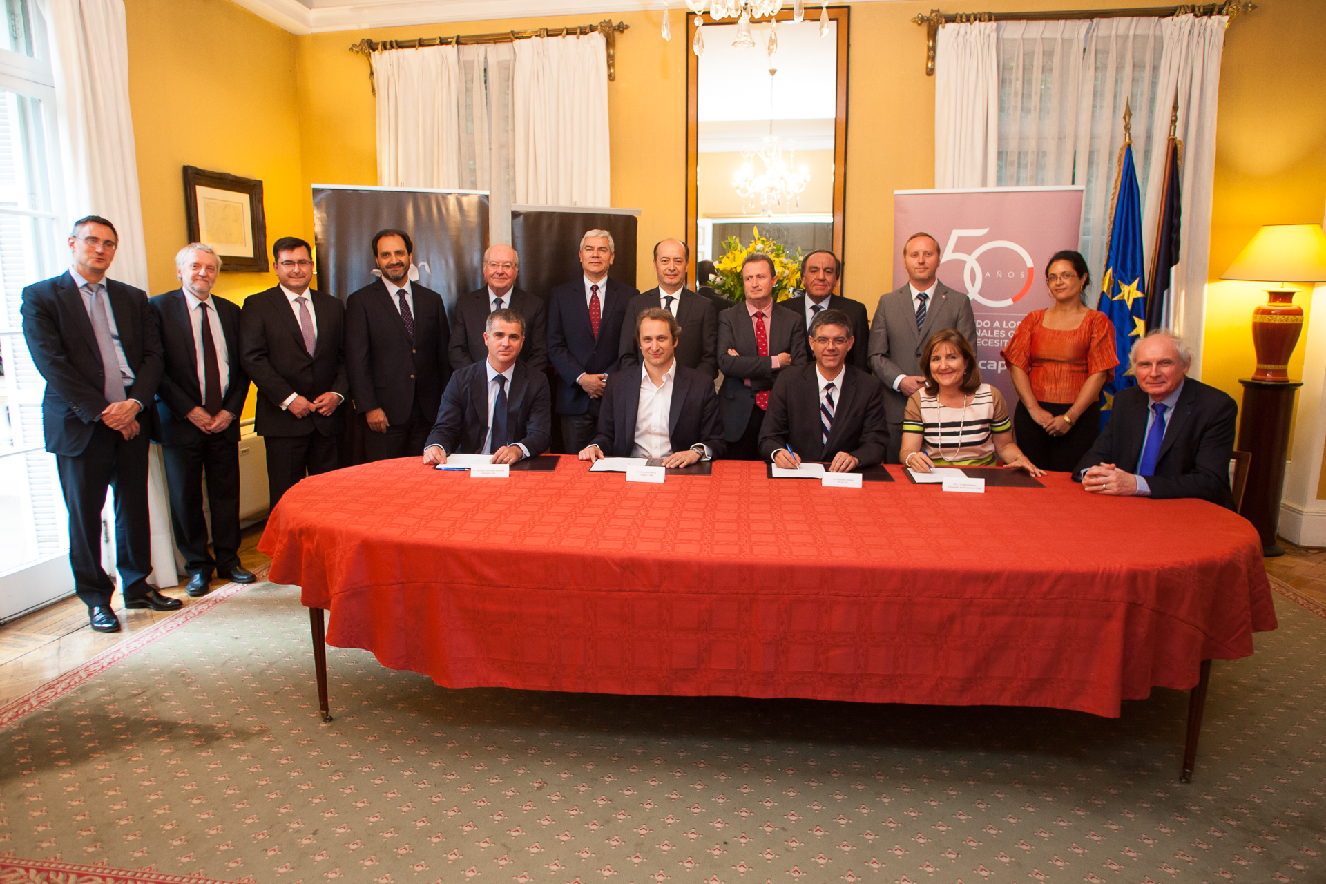 Registro Fotográfico firma de convenio Empresas Peugeot,Citroen,Min Educacción, Inacap con el Gobierno de Francia Representado por su Embajadora en Chile la Sra. Caroline Dumas en la Residencia de la Embajada de Francia. En Santiago:22/11/2016. Fotógrafo:Valentino Saldivar