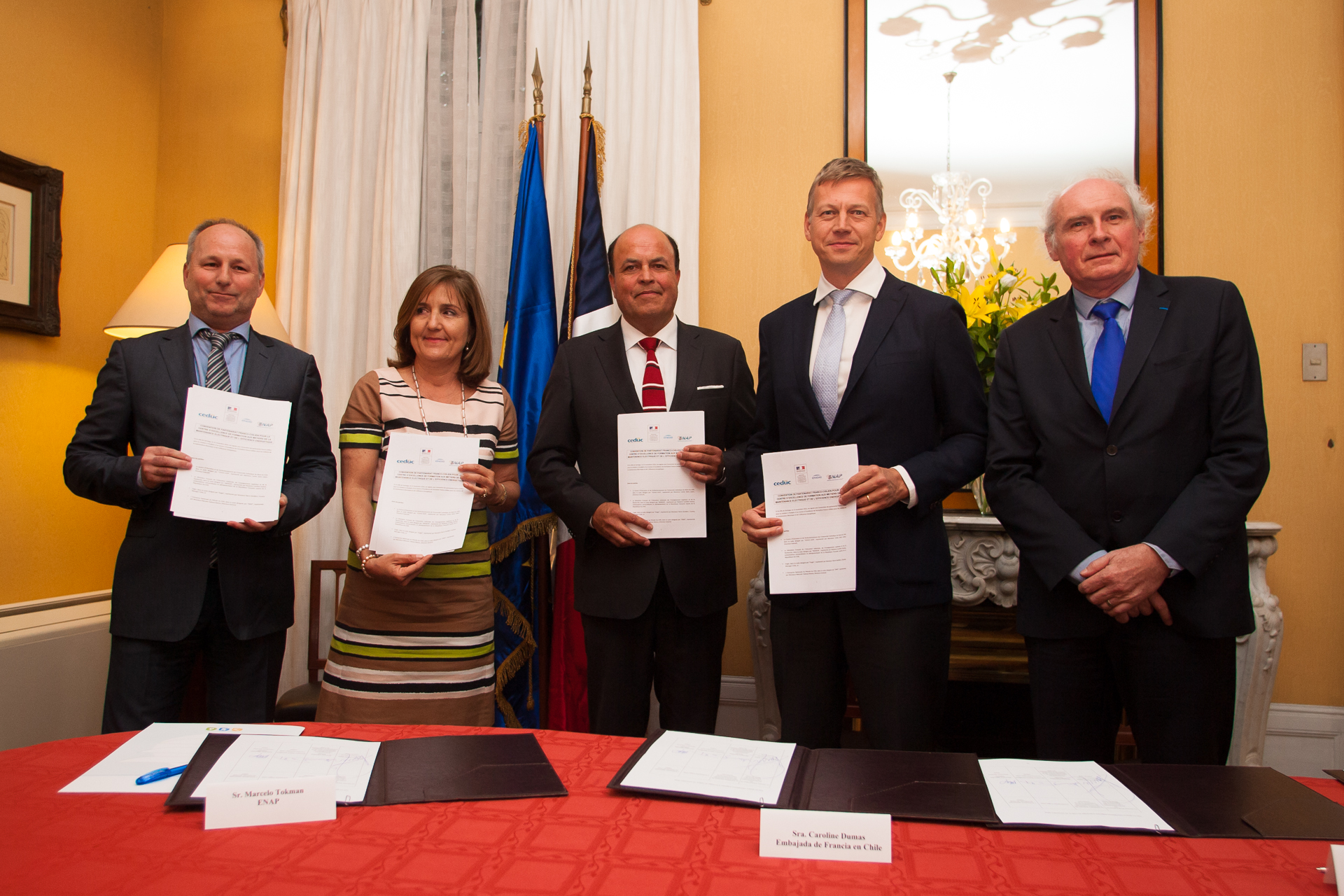 Registro Fotográfico firma de convenio Empresas Peugeot,Citroen,Min Educacción, Inacap con el Gobierno de Francia Representado por su Embajadora en Chile la Sra. Caroline Dumas en la Residencia de la Embajada de Francia. En Santiago:22/11/2016. Fotógrafo:Valentino Saldivar